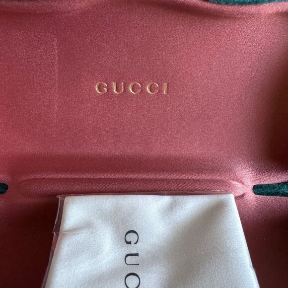 Gucci green velvet glasses case with cleaning cloth - Picture 6 of 7